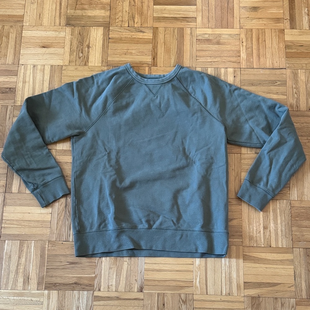 Everlane’s Crewneck Sweatshirt